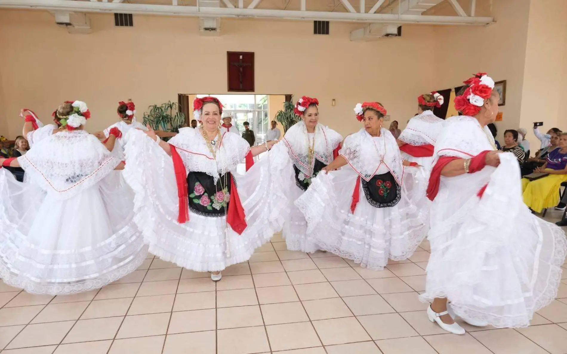  abuelitos celebran al ritmo de 'cumbiones' en Nuevo Laredo Gobierno Municipal de Nuevo Laredo (1)